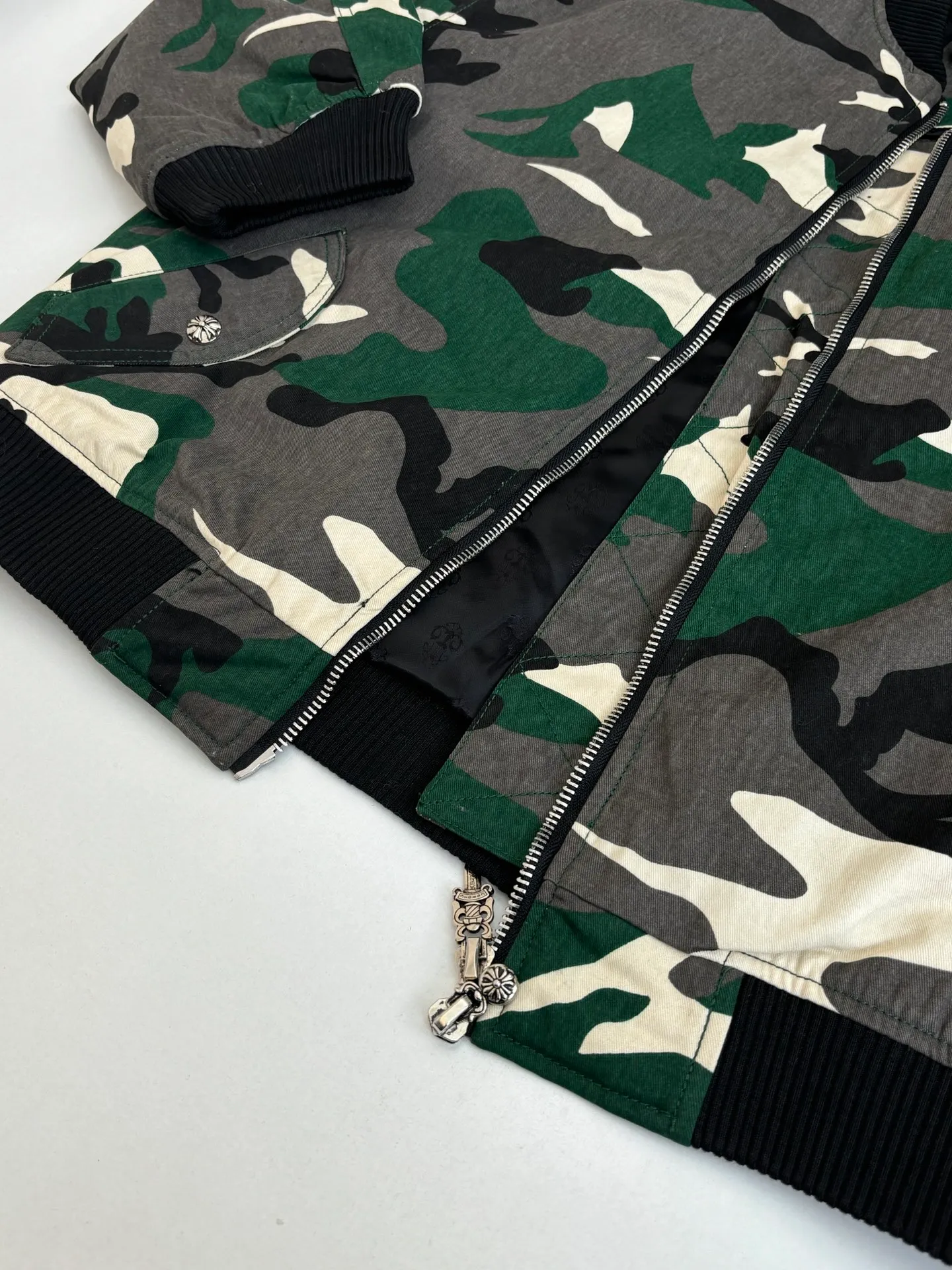 P1010 Chrome Heat*/CH Chrome Heat Camouflage Flight Jacket Cotton Jacket was purchased and developed by a Los Angeles agent for US$5,600. This model is made of custom-made military canvas fabric and is reproduced 1:1 according to the original model, with a piece of cloth printed camouflage pattern. The customization period for the chest sex pattern stamp is 20 days, the minimum order is 1800 pieces, and the color plate is matched. The hardware buckles are all made of electroplated 925 silver material, the weight is perfectly restored, and they are aged and oxidized to black. The back printing uses positioning screen glue printing, and the sleeve pockets are also positioned and opened by a template machine.  Size: M/L/XL/XXL
